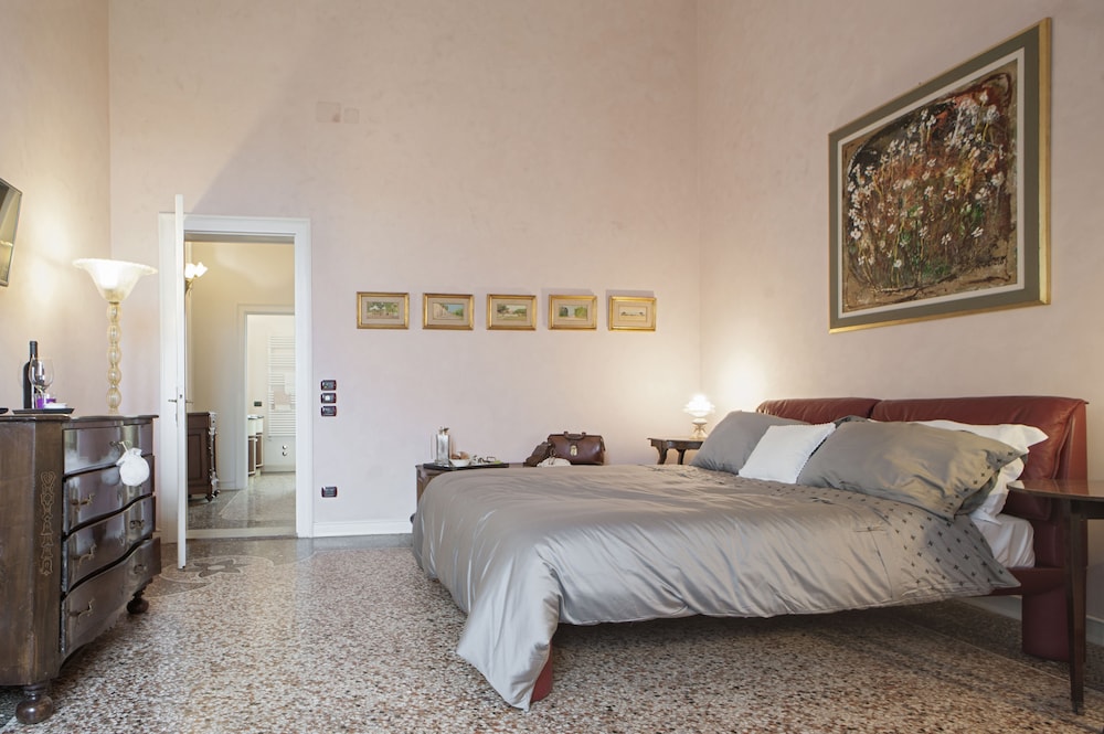 Deluxe Suite, Ensuite photo 2