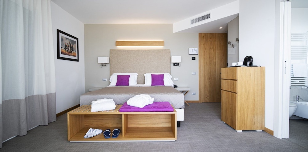 Premier Room, 1 King Bed, Jetted Tub, Sea View photo 2