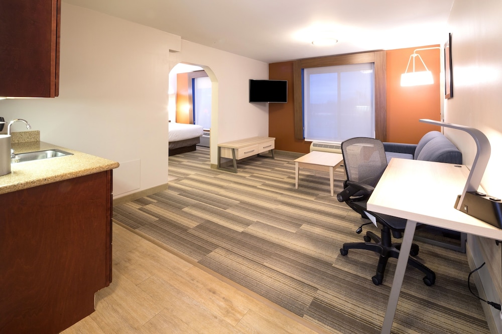 Suite, 1 King Bed, Jetted Tub - Photo 3