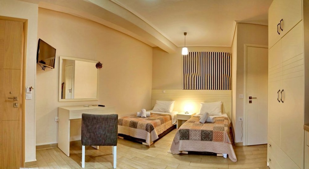 Basic Studio, 2 Twin Beds, Kitchen, Courtyard View