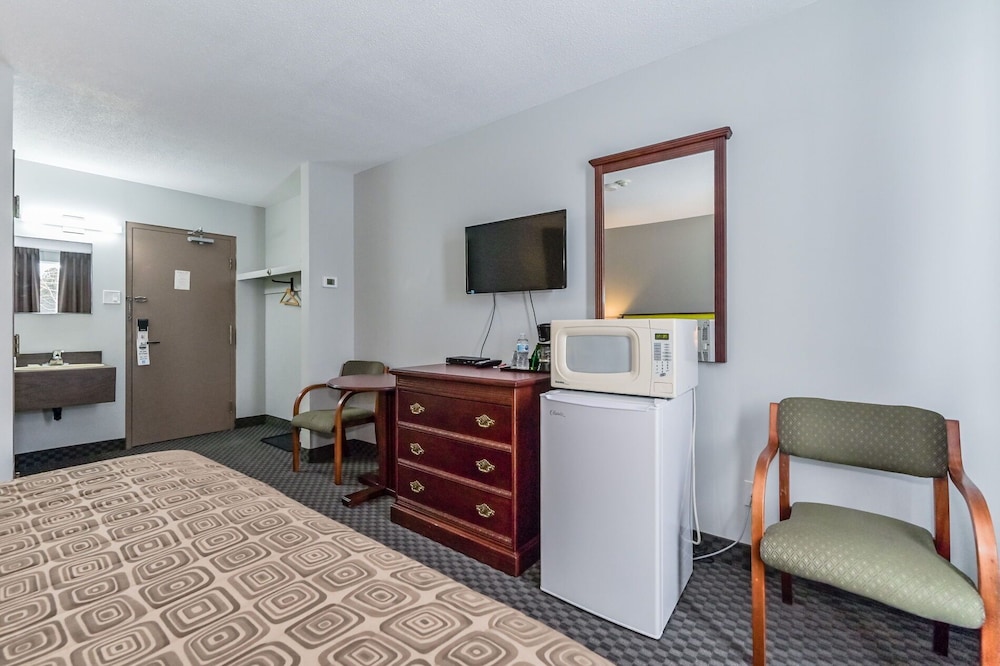 Economy Single Room, 1 King Bed photo 2