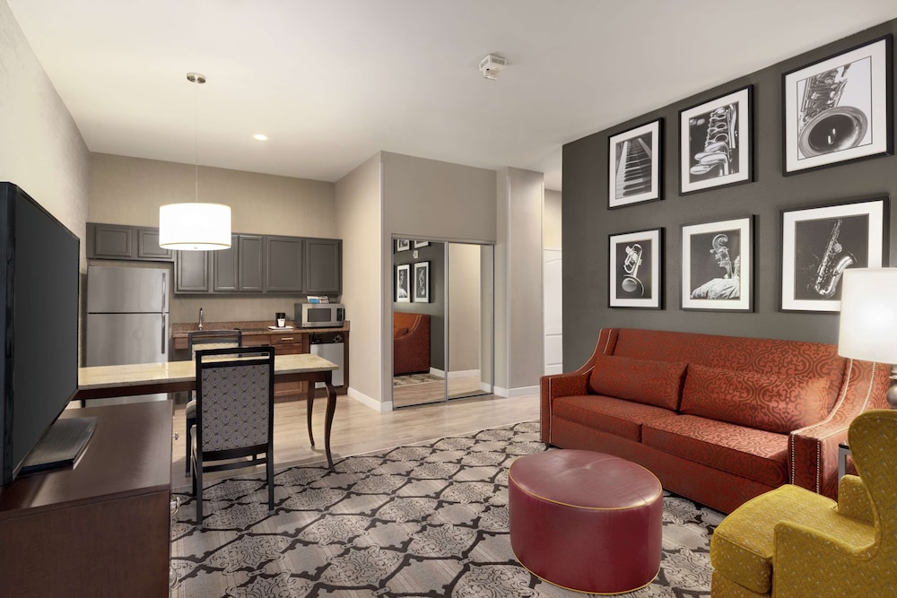 Suite, king bed, sofa bed, kitchen, accessible tub - Photo 1