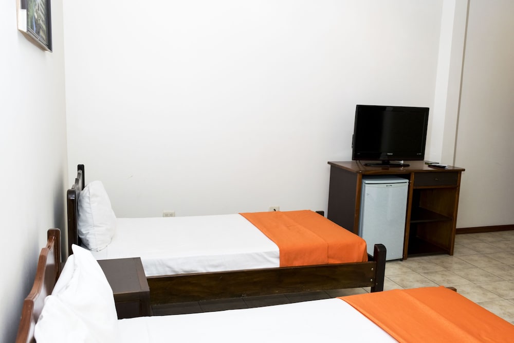 Standard, 1 Queen Bed and 1 Twin Bed - No Window photo 2
