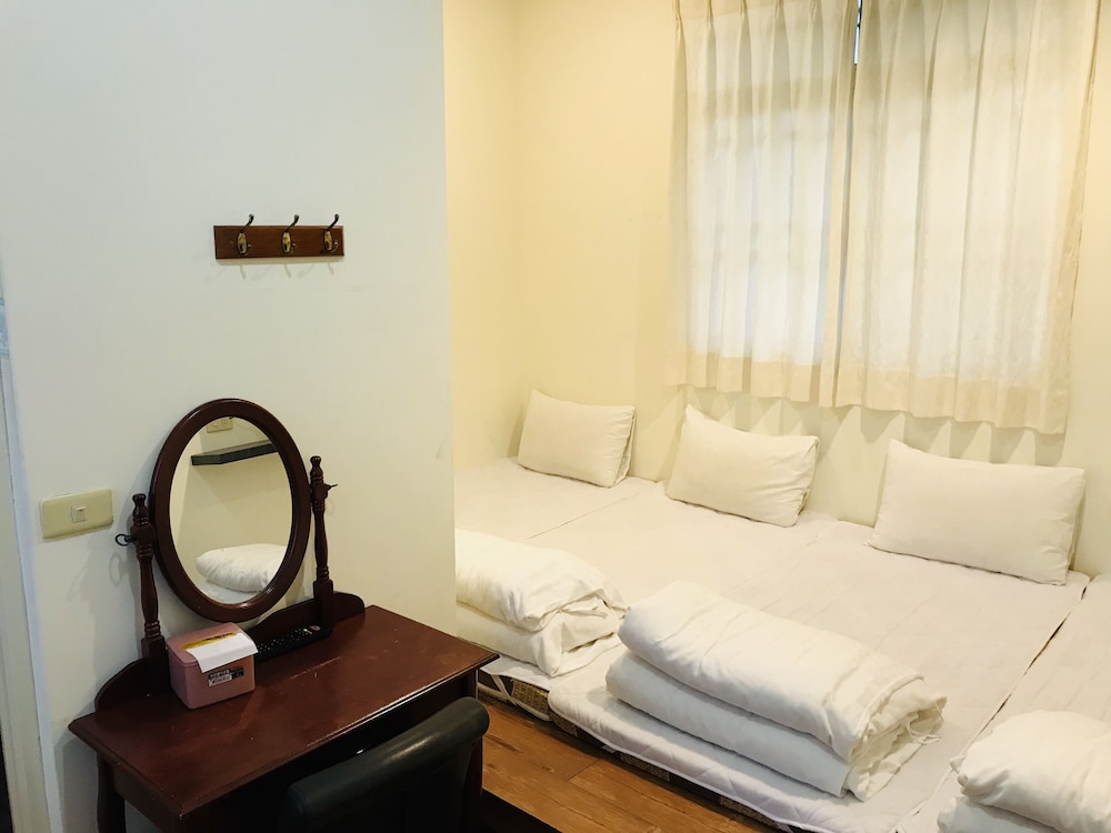 Basic Quadruple Room photo 2