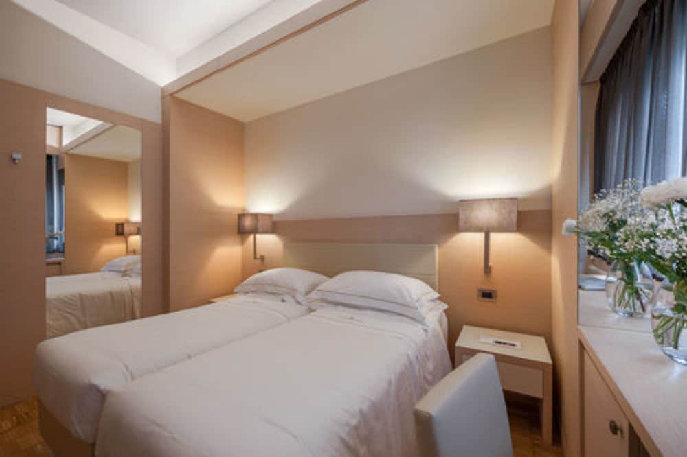 Classic Room, 2 Twin Beds thumbnail 5