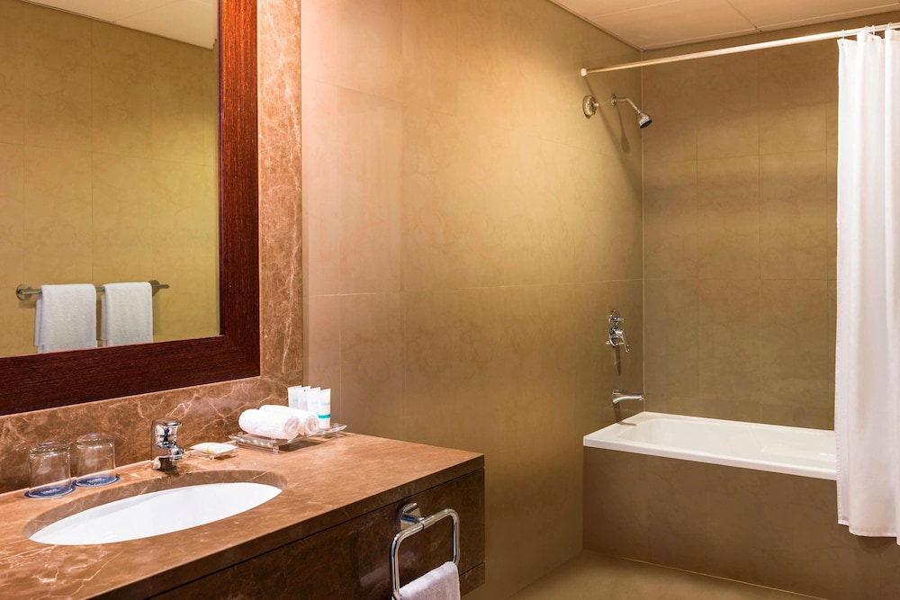 Classic Room, 1 King Bed, Non Smoking, Sheikh Zayed View photo 2