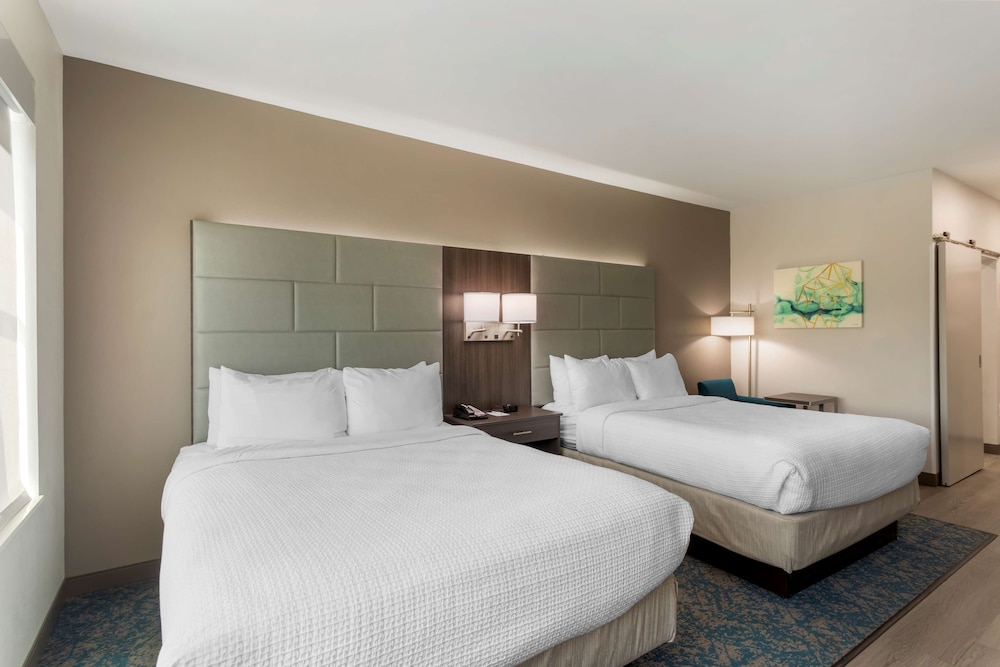 Suite, 2 Queen Beds, Non Smoking, Kitchenette (Larger Room) - Photo 2