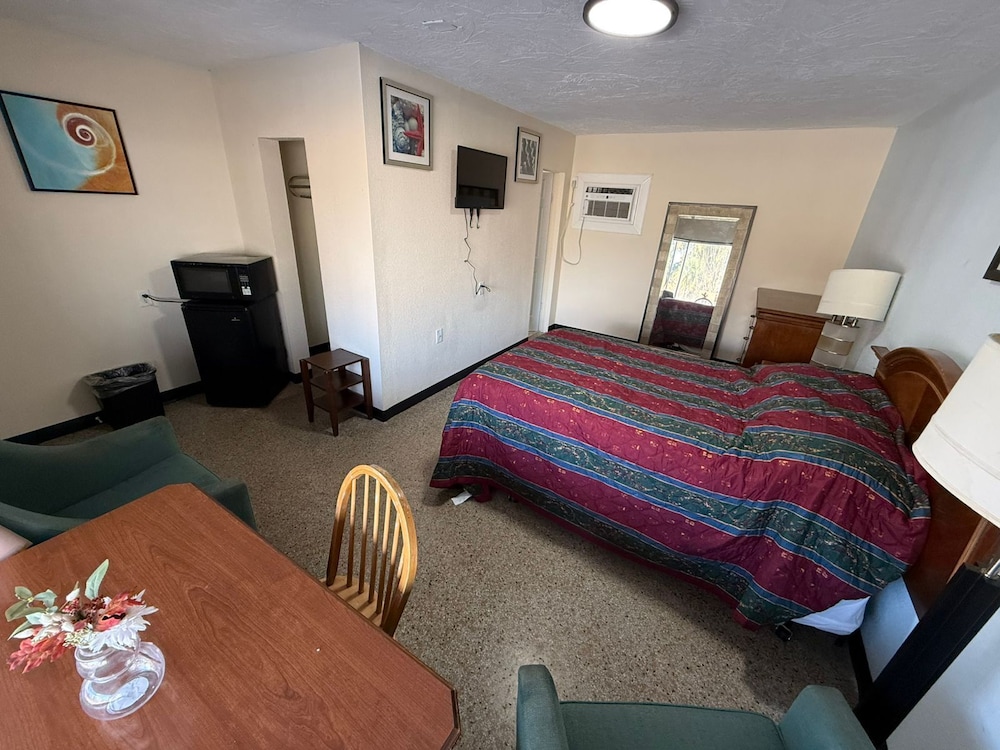 Room, 1 King Bed, Non Smoking photo 2