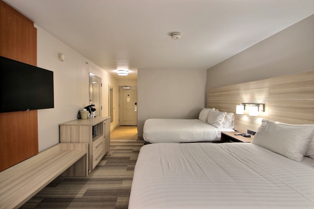 Standard Room, 2 Queen Beds - Photo 1