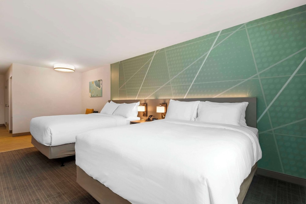 Suite, Multiple Beds, Non Smoking - Photo 4