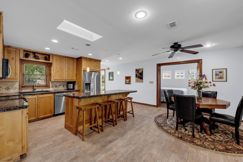 House, 2 Queen Beds, Patio (River Oaks Place) photo 3