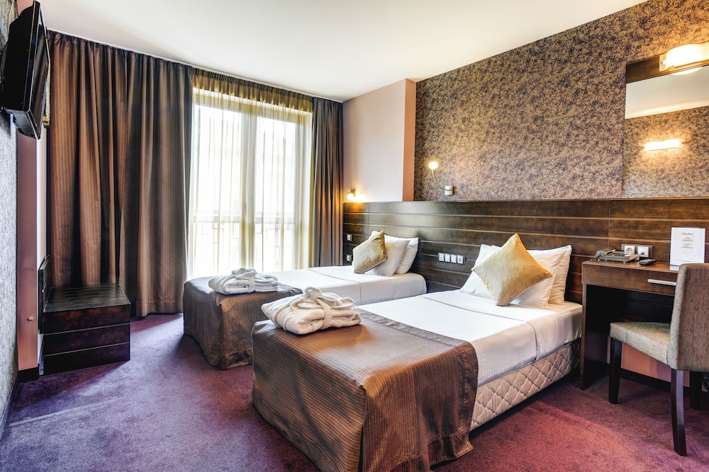 Standard Room, 2 Twin Beds (15% off in the restaurant) - Photo 4