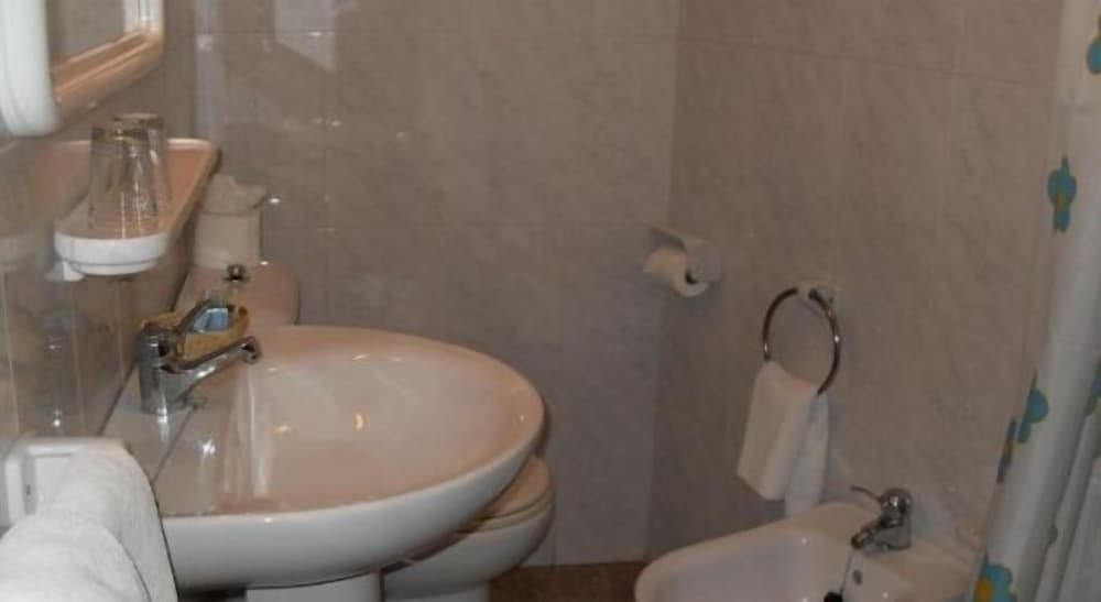 Single Room, Private Bathroom photo 2