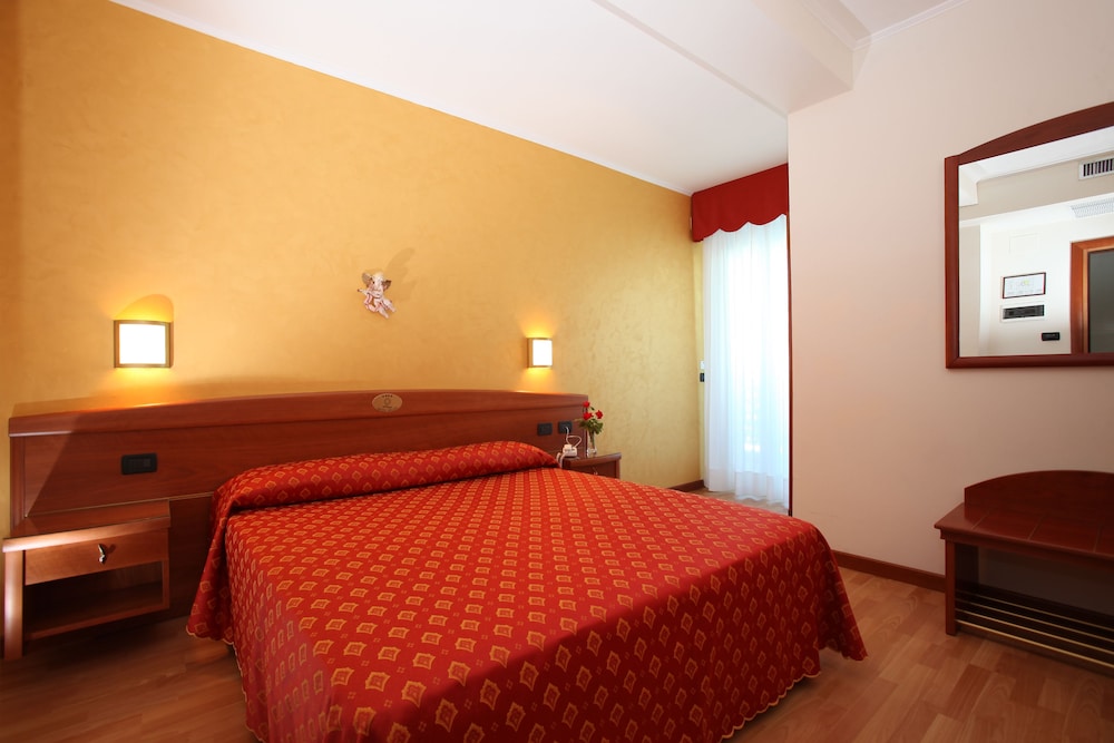 Comfort Double or Twin Room, Partial Sea View (Private Beach Access) photo 2