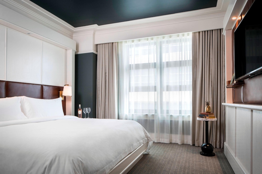 Standard Room, 1 King Bed (Mobility/Hearing Access, Roll-in Shwr)