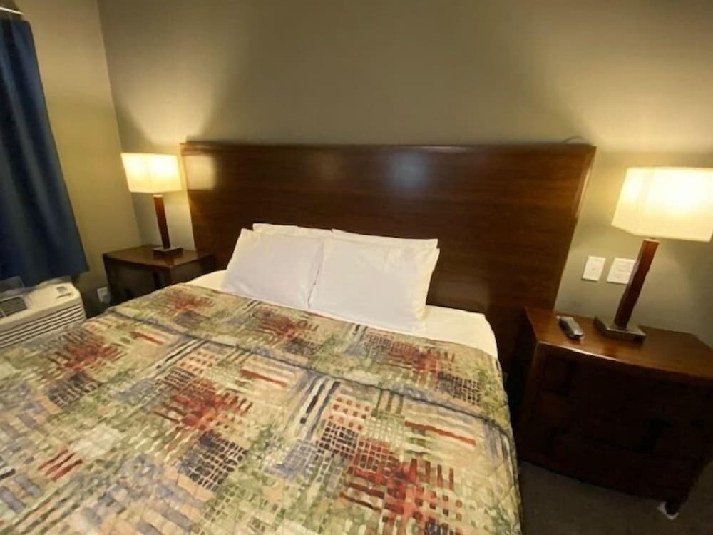 Standard Room, 1 King Bed, Refrigerator & Microwave photo 1