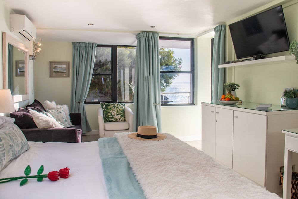 Luxury Suite, 1 King Bed with Sofa bed, Spa Bath, Ocean View, Beachside - Photo 1
