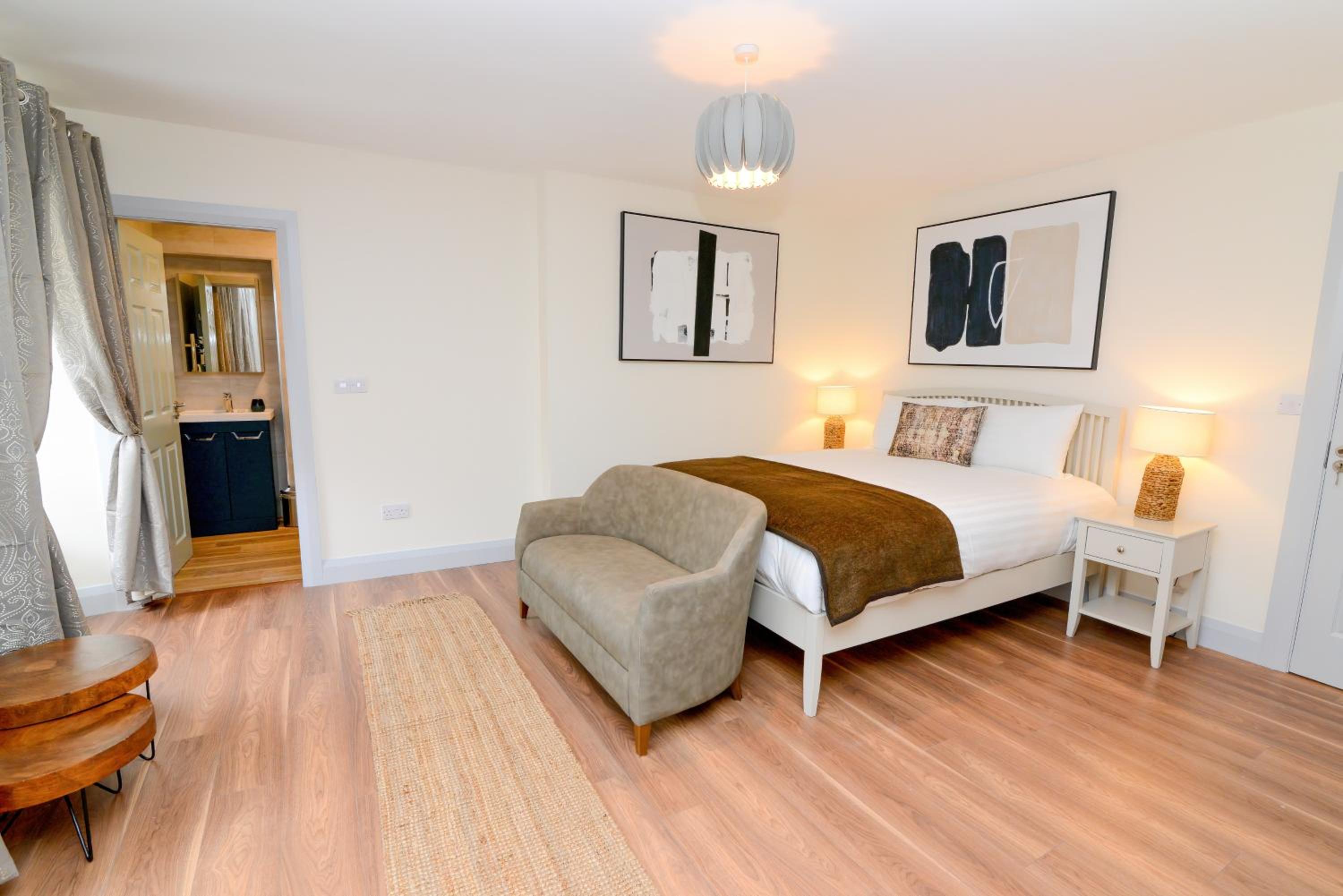 Barracks Lane Suite – Breakfast Included photo 3
