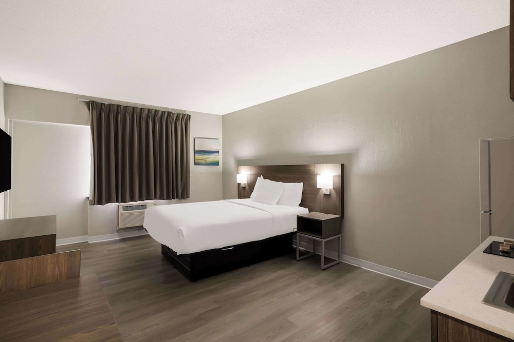 Standard Room, 1 Queen Bed, Non Smoking - Photo 1