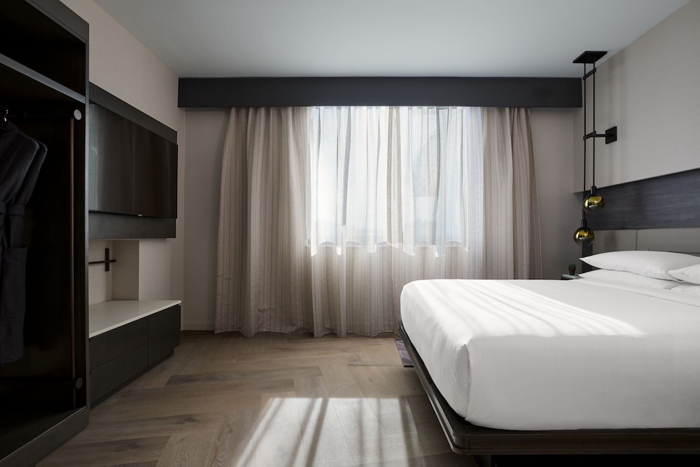 Club Room, 1 King Bed - Photo 4