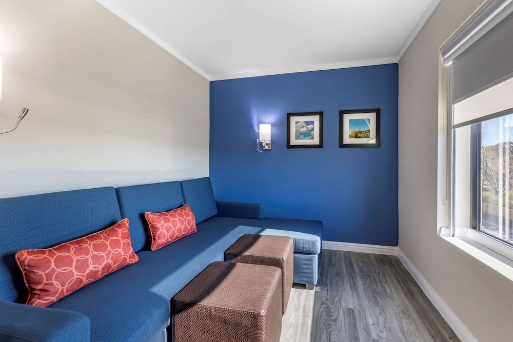 Suite, Multiple Beds, Corner (Upgrade) photo 3