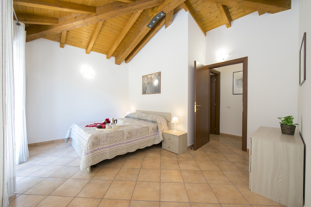 Family Townhome, Multiple Bedrooms, 2 Bathrooms (Le Betulle Garden in Laveno) photo 2