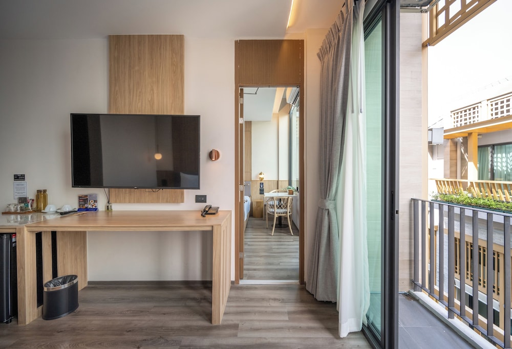 Deluxe Room, Connecting Rooms, Pool View