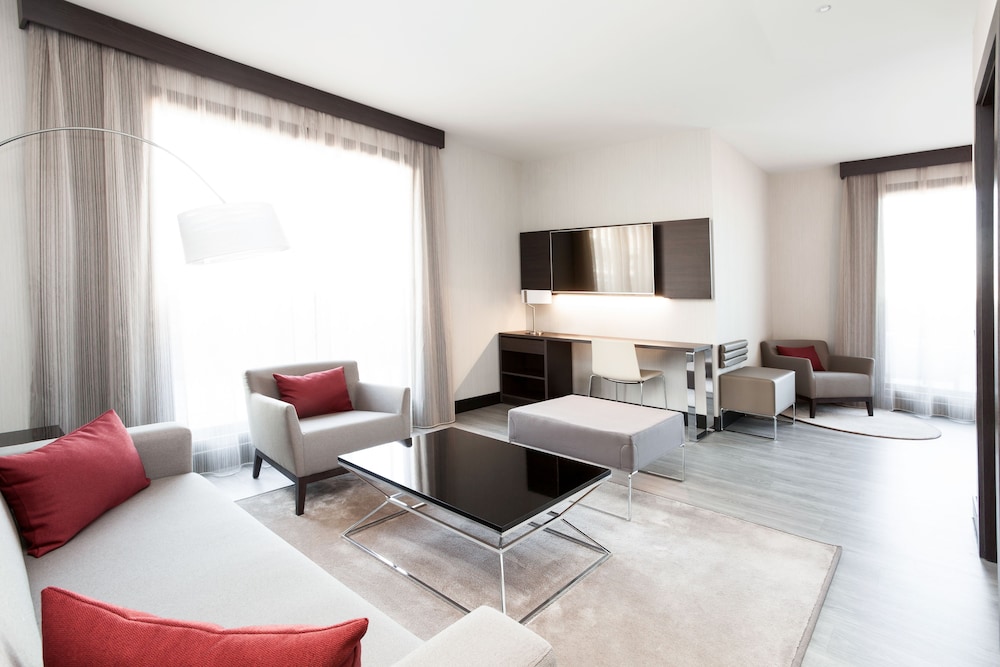 Executive Room, 1 Queen Bed thumbnail 5