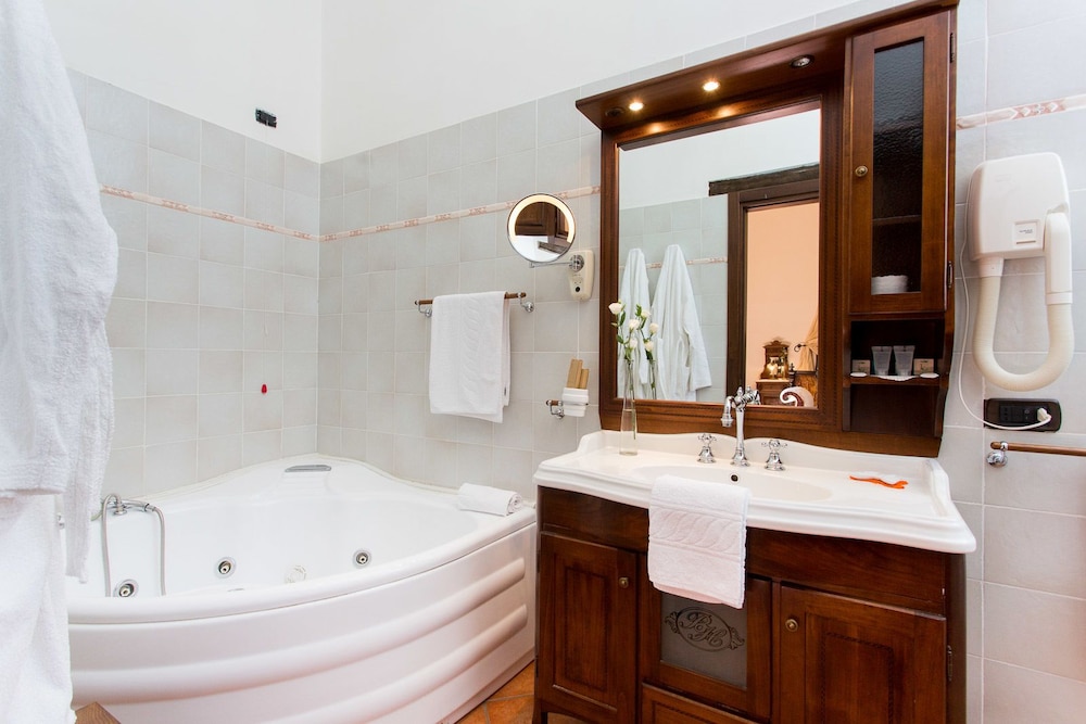 Studio Suite, Hot Tub photo 3