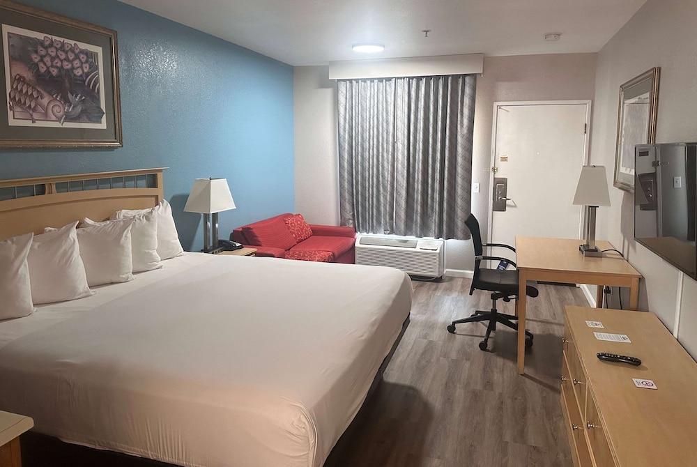 Standard Room, 1 King Bed - Photo 1