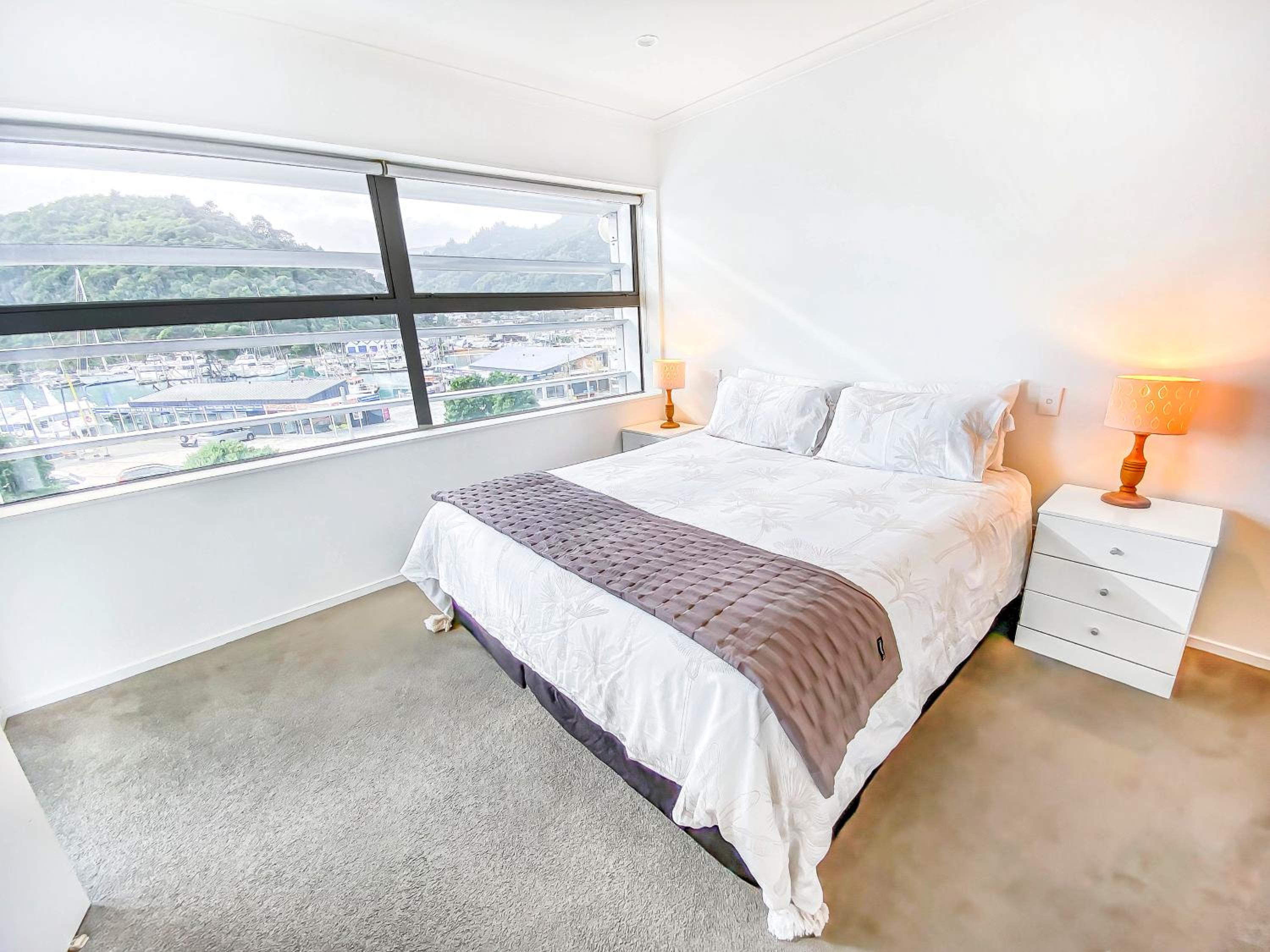 Oxleys 302 two bedroom waterfront apartment (sleeps 5)