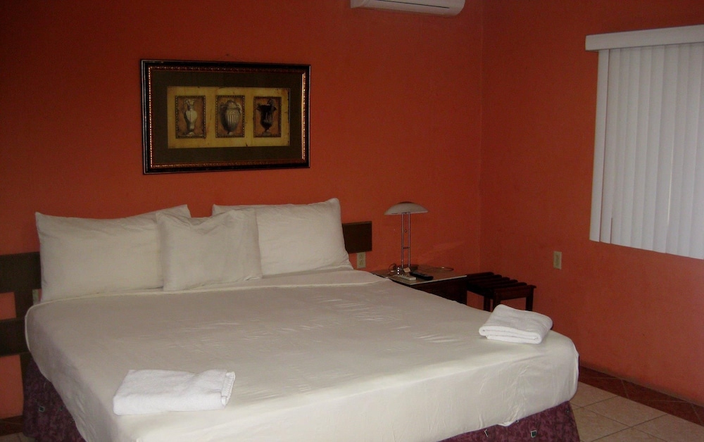 Double or Twin Room, 1 Queen Bed photo 1