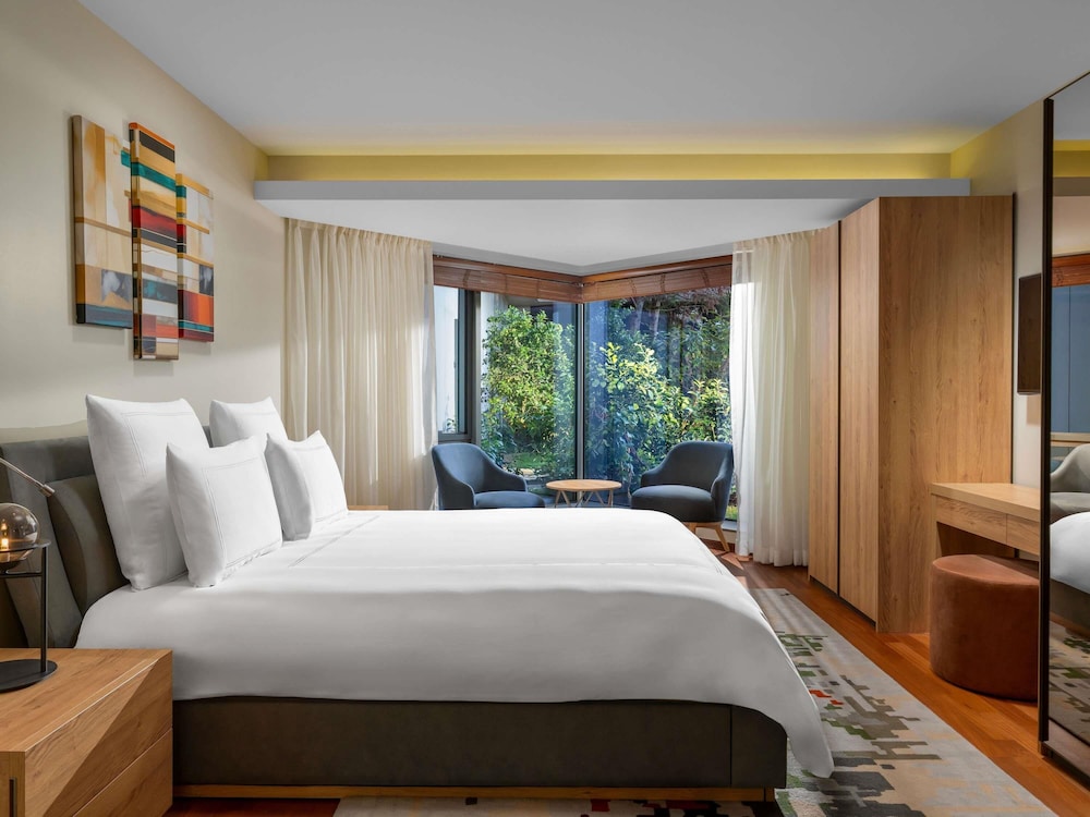 Deluxe Family Suite Pool Side with executive lounge access thumbnail 5