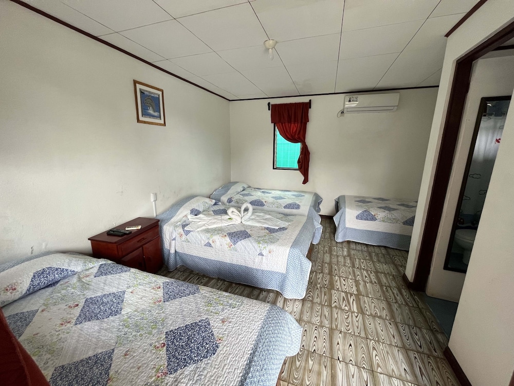 Standard Quadruple Room, Multiple Beds photo 2