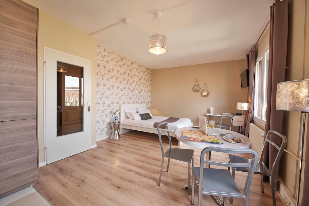 Suite - Photo 1