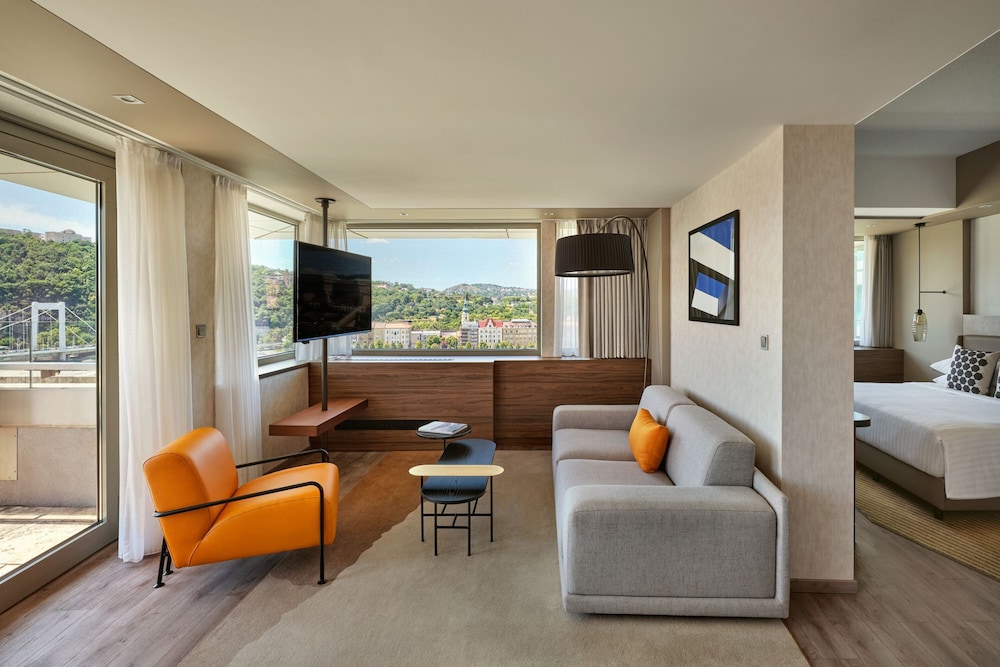 Executive Suite, 1 King Bed, River View - Photo 19