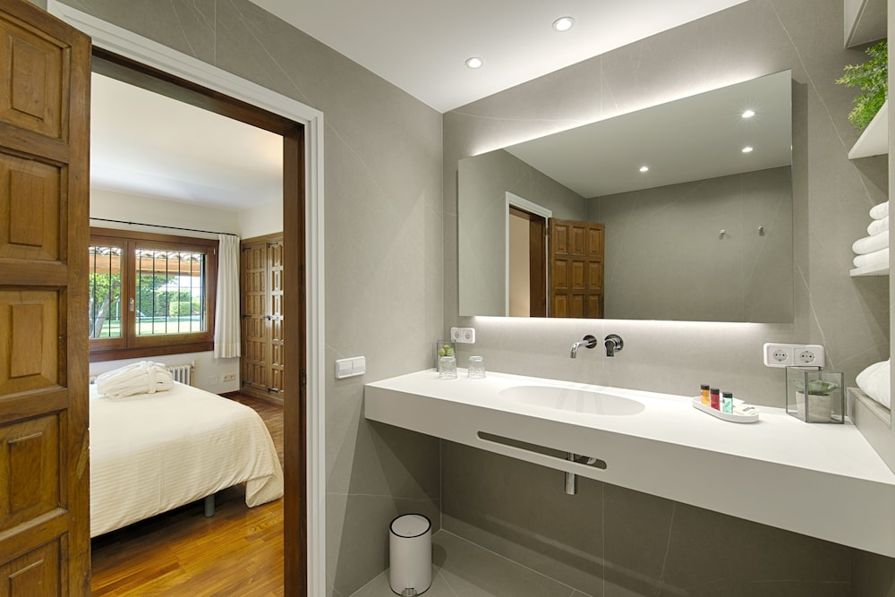 Deluxe Double Room, Private Bathroom, Pool View photo 2