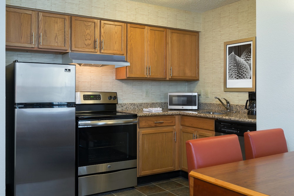 Suite, 2 Bedrooms, Non Smoking - Photo 3