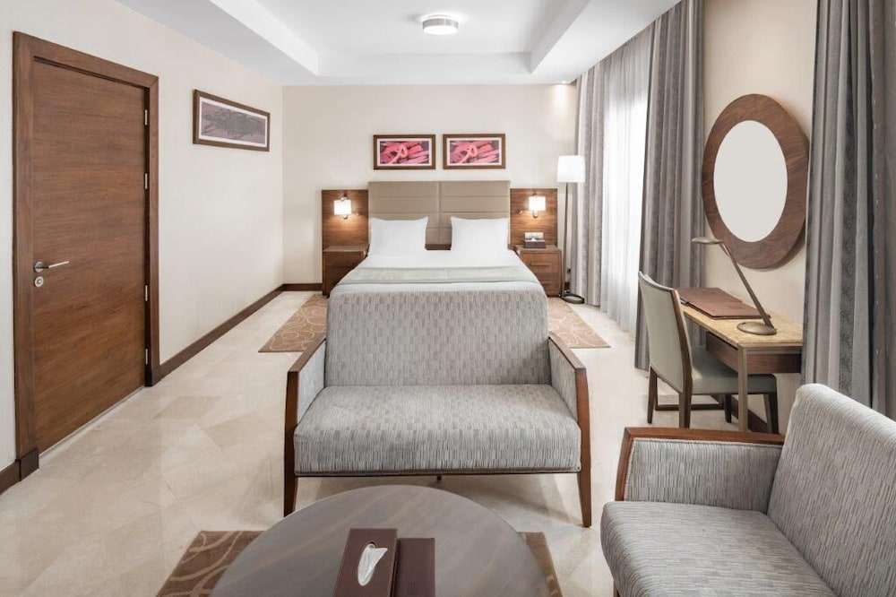 Suite, 1 King Bed, Accessible photo 1