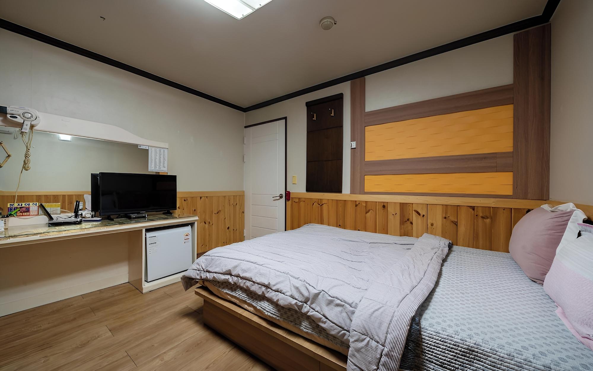 Room (Standard Room) - Photo 2