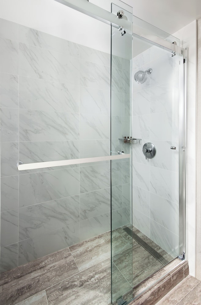 Deluxe Suite, 1 King Bed (Mobility Accessible, Roll-in Shower) thumbnail 5