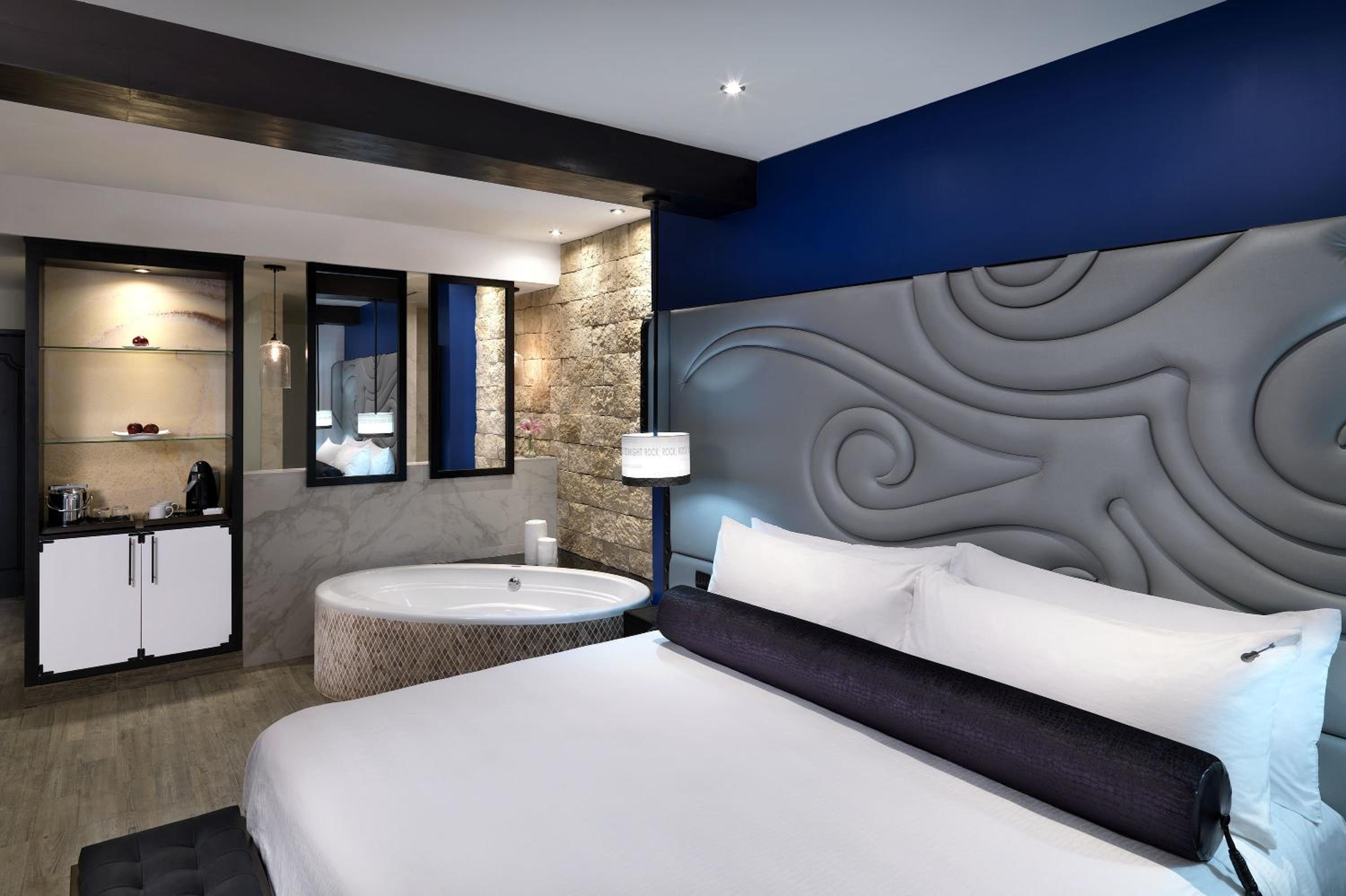Deluxe Swim-up King - Photo 1