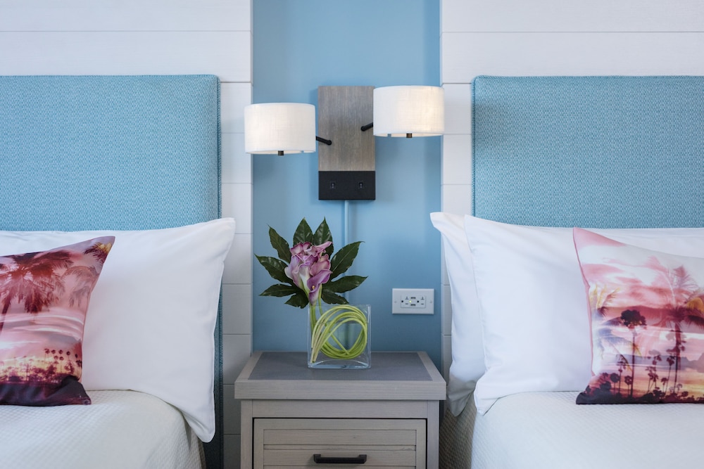Queen Room with Two Queen Beds (Non Smoking) thumbnail 6