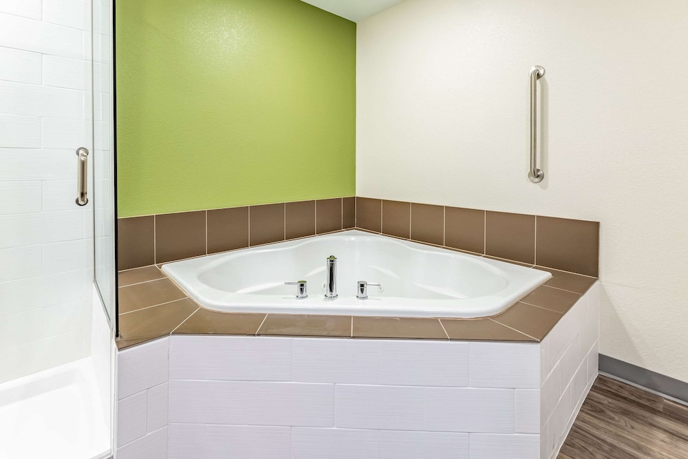 King Suite w/Sofabed & HotTub Non Smoking photo 2
