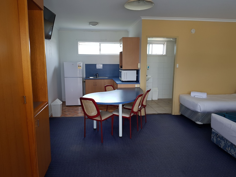 Self Contained Suite For 4 (Upstairs) photo 2