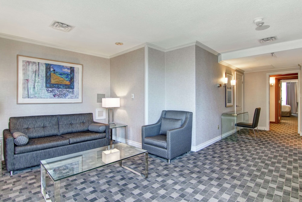 Premium Suite, 1 King Bed thumbnail 6