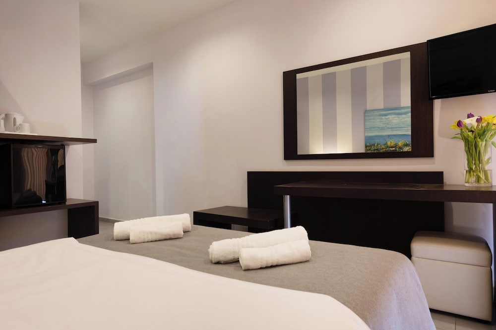 Standard Room with Pool View - Photo 8