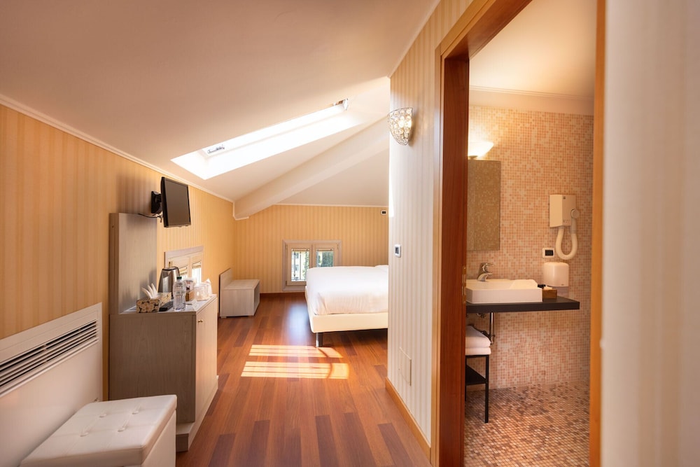 Romantic Room, 1 Bedroom, Partial Lake View (Mansard)