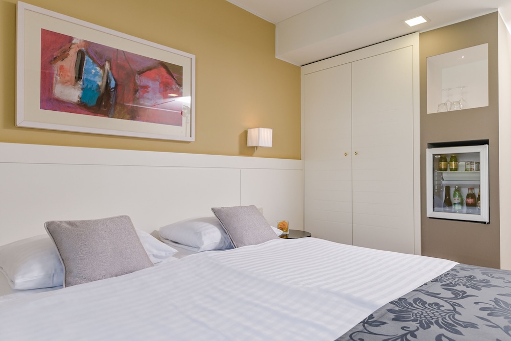 Standard double room, pool view photo 2