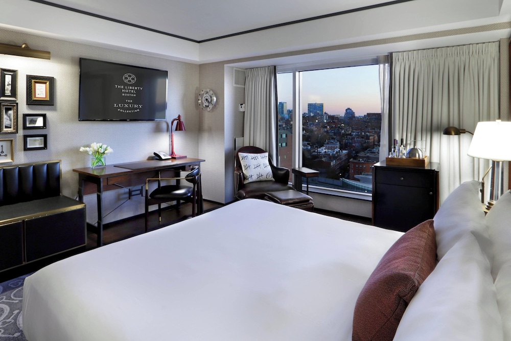 Grand Room, 1 King Bed, City View (Mobility/Hearing Access, Roll-In Shwr) photo 2